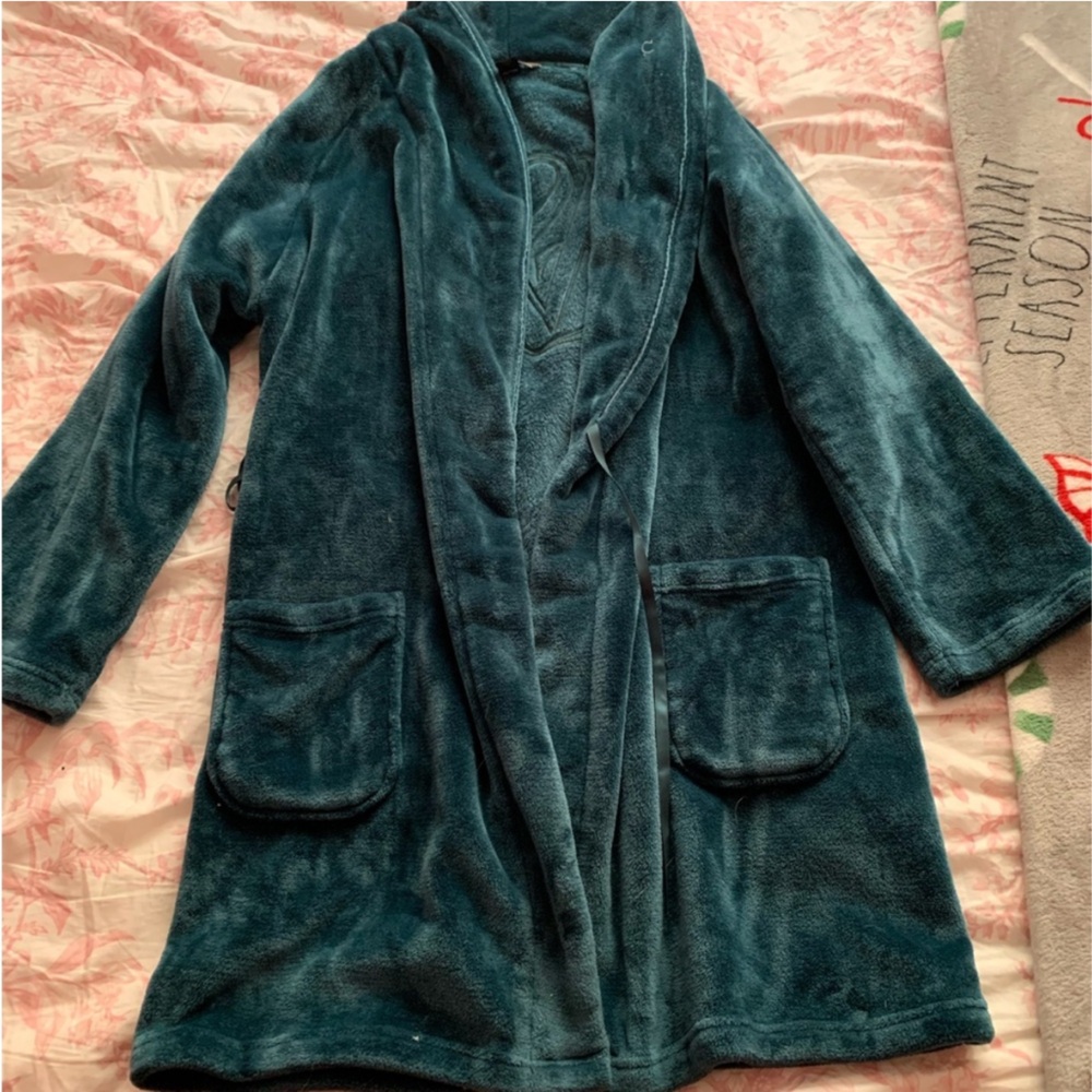 Victoria's Secret Green Plush Robe with Wrap Design and Long Sleeves